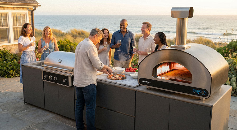 Fontana Forni Hybrid-Pizzaofen mit Gas und Holz befeuert auf der Terrasse