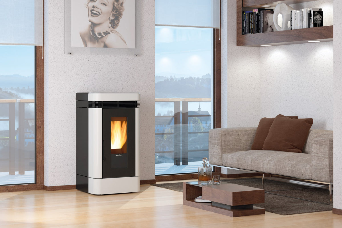 Extraflame Lucia Plus Pelletofen im Wohnraum